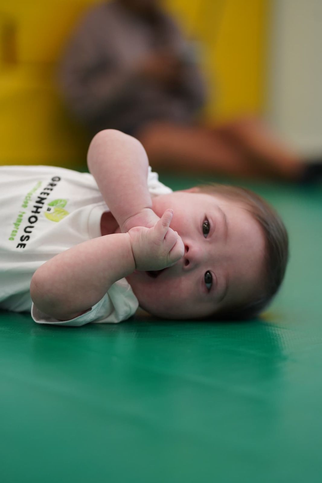 Bebé recostado en el tapete durante una clase de estimulación temprana en Greenhouse McAllen