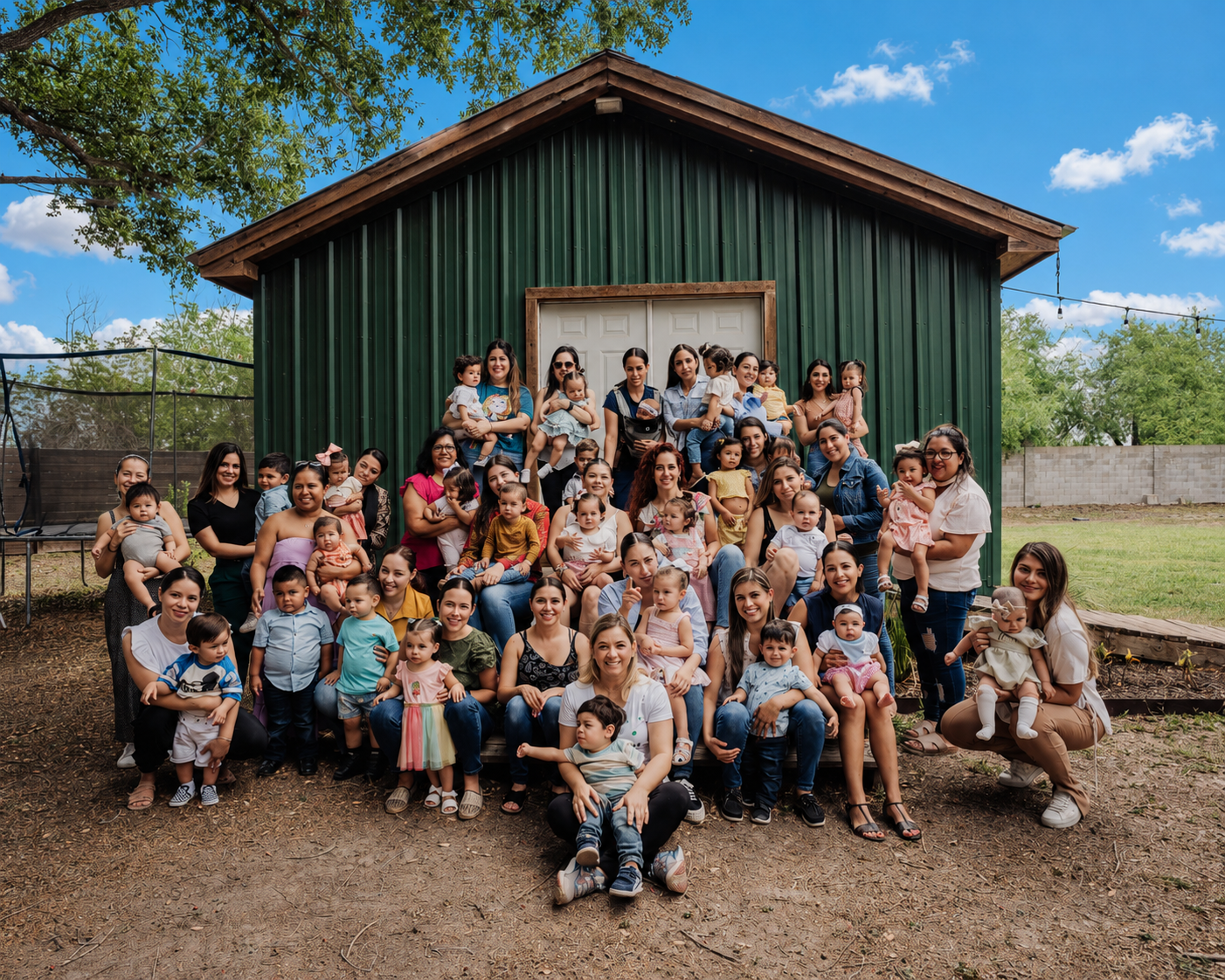 Foto de inicios de Greenhouse: mamás, papás y bebés frente al primer local