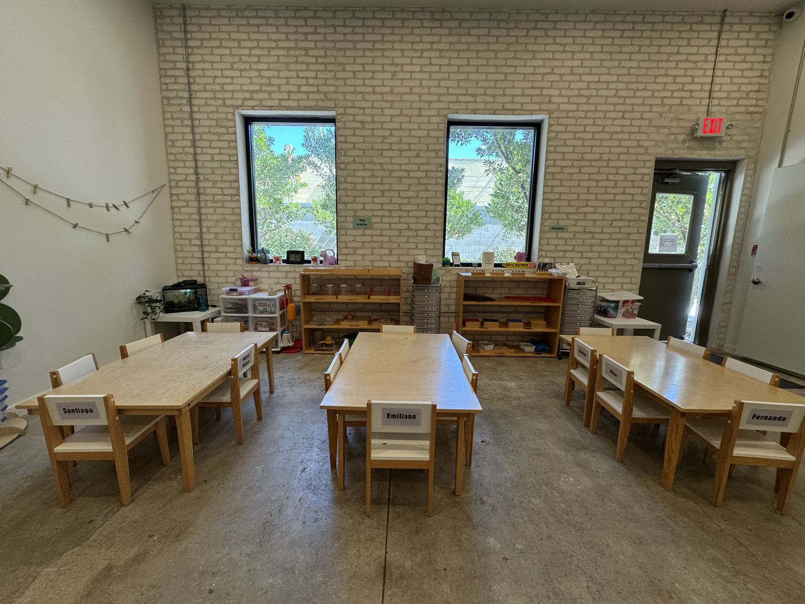 Salón de Greenhouse con mesas de trabajo y repisas de material Montessori