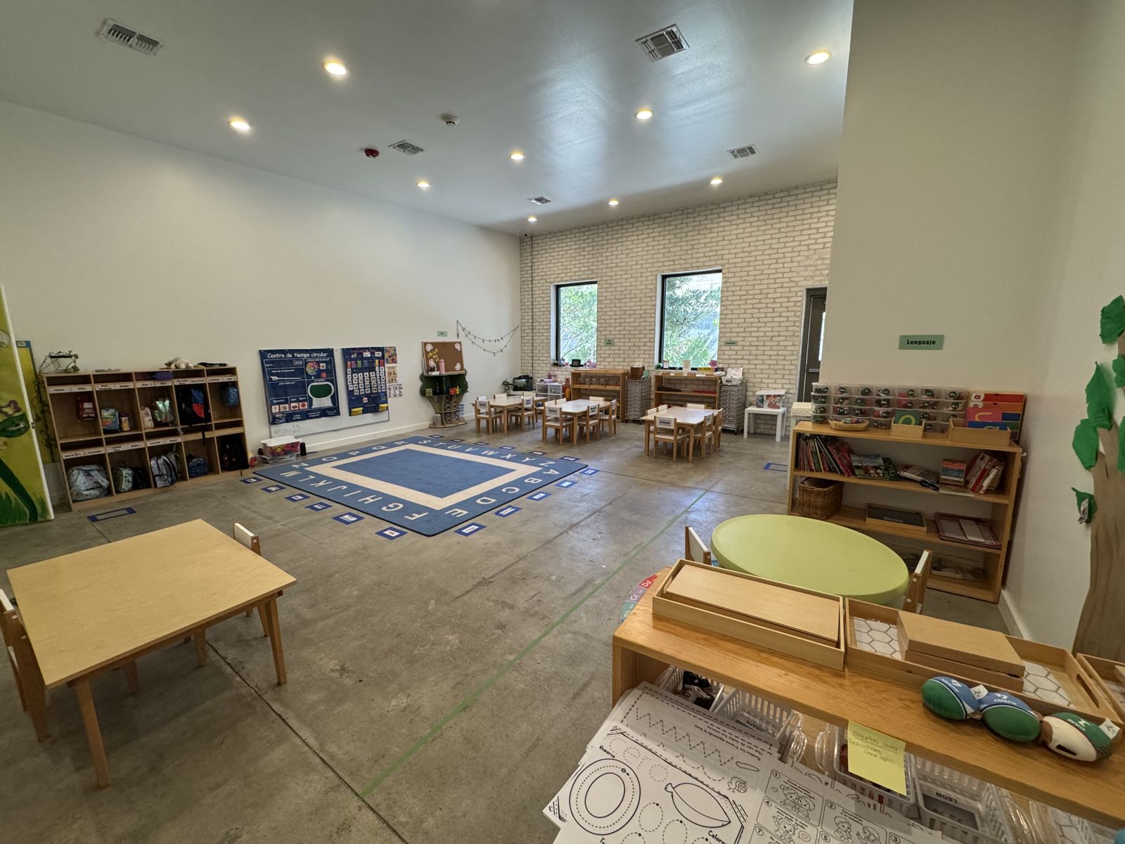 Salón bilingüe de Greenhouse con áreas de lenguaje, biblioteca y casilleros